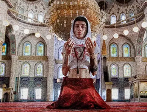 Kocatepe Camisi'nde uygunsuz kıyafetlerle çekim yapanlar adliyeye sevk edildi - Resim: 3