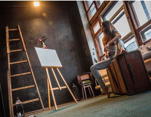 Göğüsleri ile resim yapıyor! İnanılır gibi değil - Resim: 2