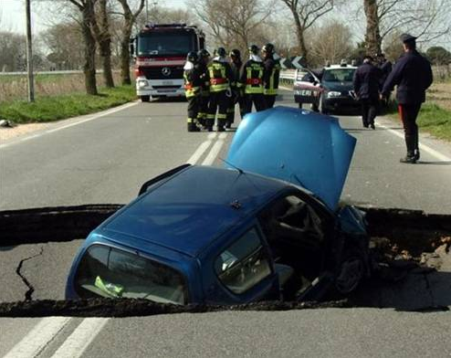 Asfalt aracı böyle yuttu - Resim: 2