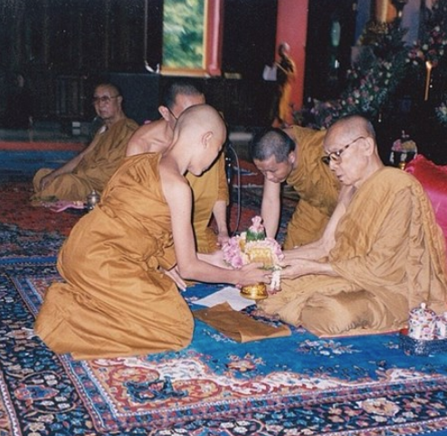 O aslında bir din adamıydı daha sonra kadın oldu! Sadece erkeklerden... - Resim: 2