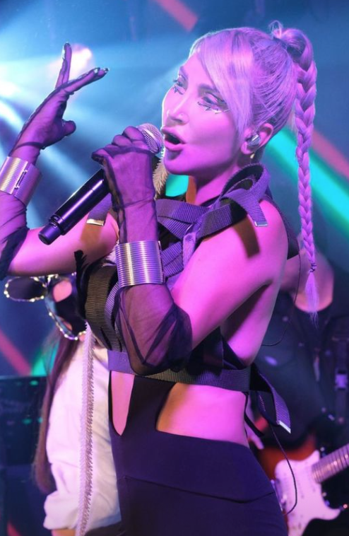 Hande Yener şarkı söylerken bayıldı hayranlarını korkuttu - Resim: 2