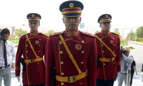 Meclis polislerin yeni kıyafetleri dikkat çekti - Resim: 2