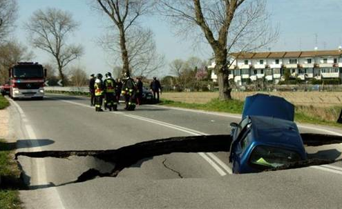 Asfalt aracı böyle yuttu - Resim: 4