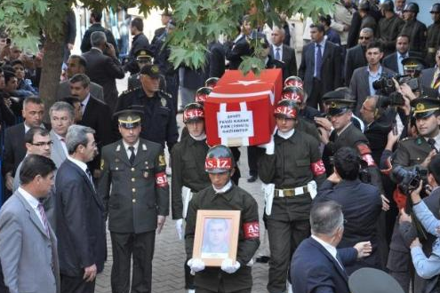 Şehit annesinin gözyaşları durmadı - Resim: 2