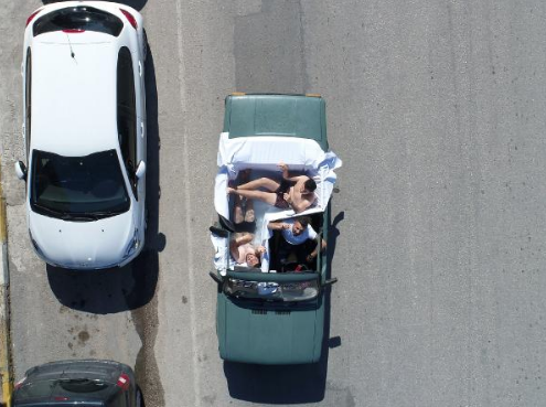 Otomobilin üstüne teras yapıp bagajında mangal yaktı! Korona onu durdurmuyor - Resim: 1