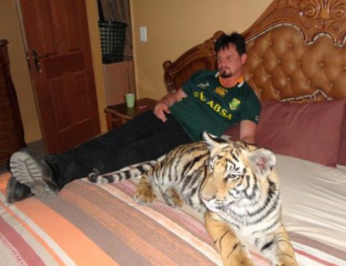 170 kiloluk kedisiyle aynı yatakta - Resim: 1