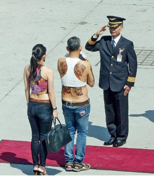 Tayland'ın yeni kralına bakın! Düşük pantolonlu metresli... - Resim: 4