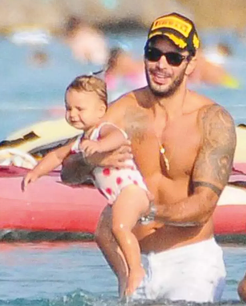 Gupse Özay ile Barış Arduç minik kızlarıyla deniz keyfi yaparken görüntülendi - Resim: 0