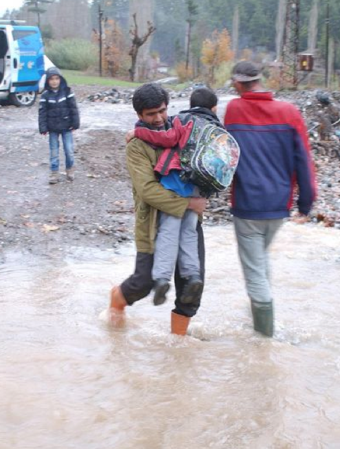 Öğrenciler okula gitmek için çile çekiyor - Resim: 1