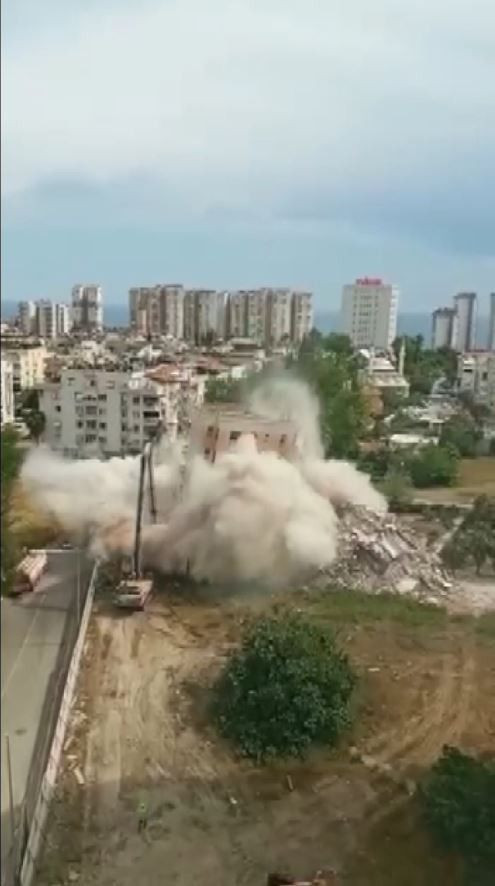 Antalya'da 14 katlı iki bina 40 metre uzaktaki iş makinası tarafından kağıt gibi yıkıldı - Resim: 2