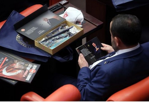 Meclis'te dağıtıldı vekillerin merakla incelediği kutudan ne çıktı? - Resim: 2