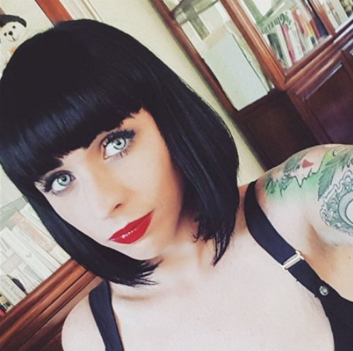 Depresyondan kurtulmak için kendisiyle evlendi - Resim: 4