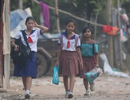 Ünlü çift bu defa bir aileyi evlat edindiler! - Resim: 2