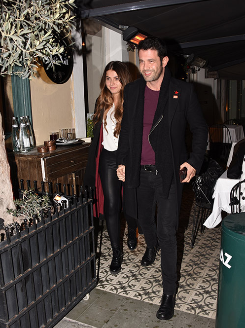 15 yaş küçük sevgilisiyle el ele göz göze yakalandı! - Resim: 1