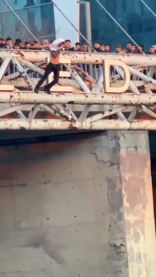 Esenyurt'ta herkesin gözü gönünde köprüden atladı o anlar böyle görüntülendi - Resim: 2