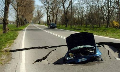 Asfalt aracı böyle yuttu - Resim: 1