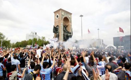 Taraftar bu kez AK Parti'yi hedef aldı - Resim: 3