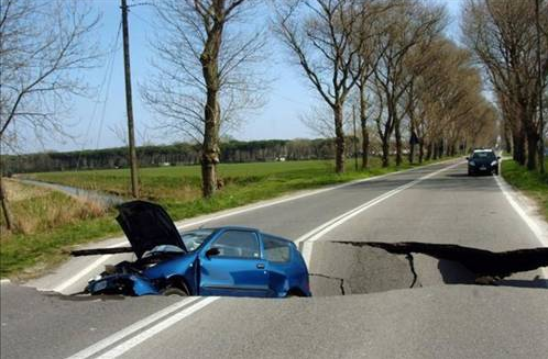 Asfalt aracı böyle yuttu - Resim: 3