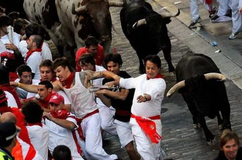 Boğalar İspanya sokaklarını kana buladı - Resim: 2