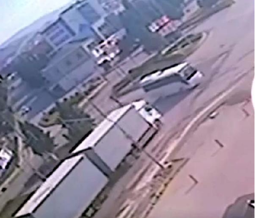 Ankara'da feci kaza! TIR, yolcu midibüsüne çarptı: 2 ölü 3 yaralı - Resim: 2