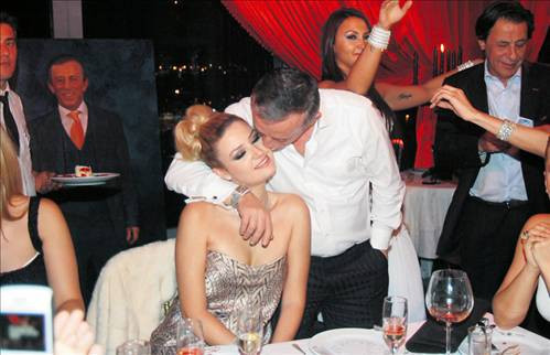 Ağaoğlu kendini partiye fena kaptırdı! - Resim: 1