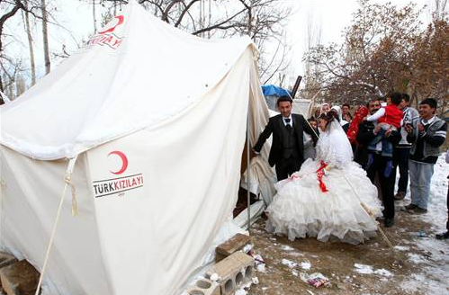 Deprem bölgesinde düğün sevinci - Resim: 4