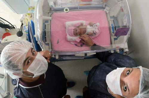 Mucize bebeğe bakın kendinden büyük tümörle doğdu - Resim: 4