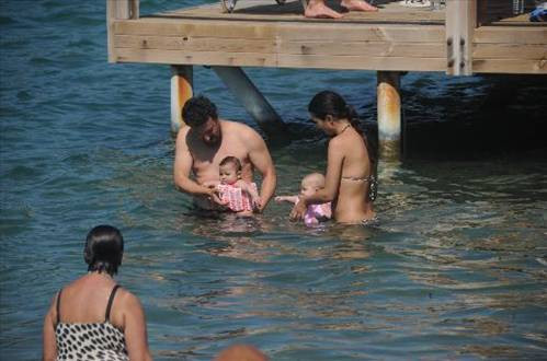 Ünlü çift ikizleriyle tatilde - Resim: 1