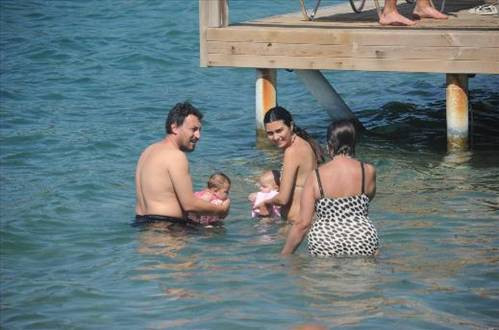 Ünlü çift ikizleriyle tatilde - Resim: 2