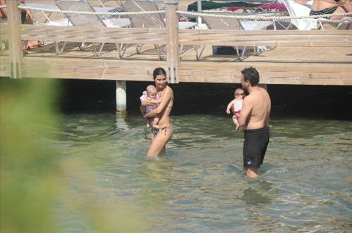 Ünlü çift ikizleriyle tatilde - Resim: 3