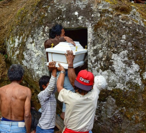 Fotoğraf çekilmek için ölüleri mezardan çıkarıyorlar! - Resim: 1
