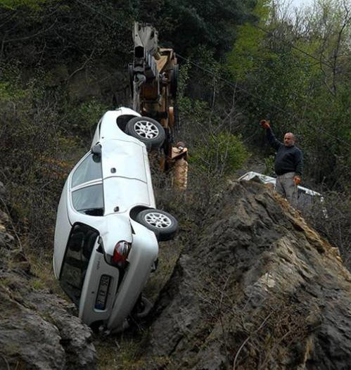 Otomobil kayaya takılıp kurtuldu - Resim: 2