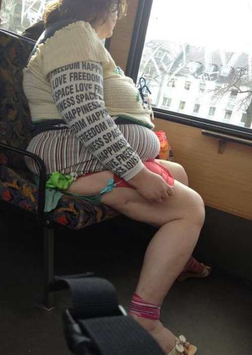 Metroya bu kıyafetle binilmez ki... - Resim: 2