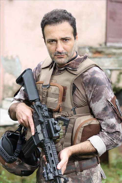 Star TV BÖRÜ dizisinin Behçet Orbay'ı Fırat Doğruloğlu kimdir? - Resim: 2