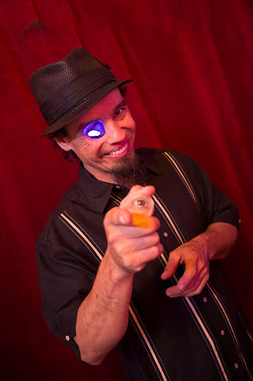 Bu adam yüzünün yarısı olmadan yaşıyor - Resim: 4