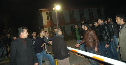 Üniversitede gerginlik:8 yaralı - Resim: 4