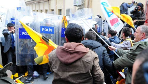 Göstericiler adliye binasına saldırdı! - Resim: 3