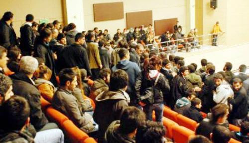 Zaman yazarına panelde protesto - Resim: 1