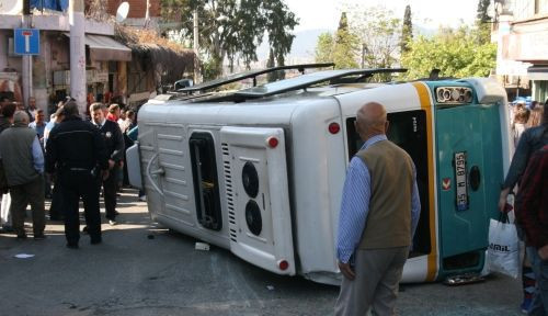 Helva dağıtırken dolmuşun altında kaldı! - Resim: 2