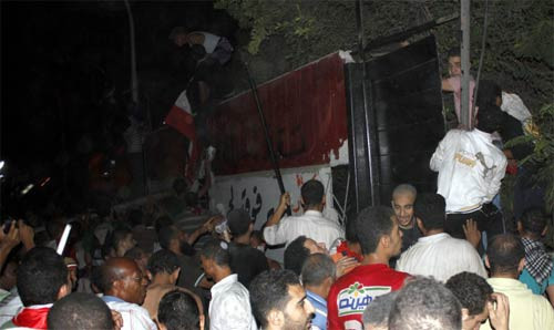 Kahire'de İsrail Büyükelçiliği'ni bastılar - Resim: 2