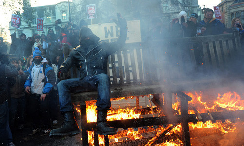 İngiltere'de öğrenciler ayağa kalktı! - Resim: 3