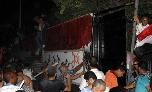 Kahire'de İsrail Büyükelçiliği'ni bastılar - Resim: 4