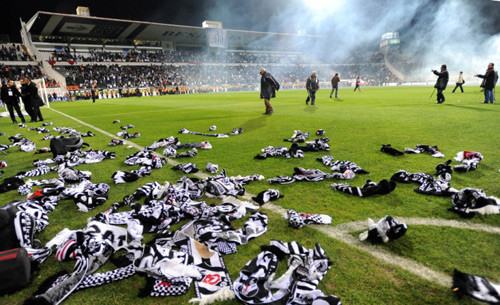 Maç bitti sahaya atkı yağdı! - Resim: 4