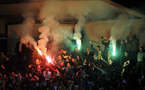 Çıldıran taraftarlar tribünleri yaktı - Resim: 3