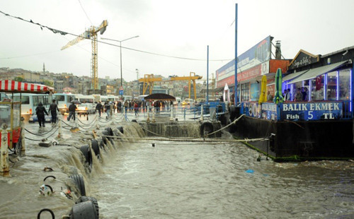 Yağmur yağdı İstanbul felç oldu! - Resim: 1