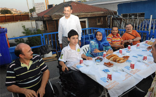 Üsküdar’da engelli ve yaşlılara özel iftar  - Resim: 3
