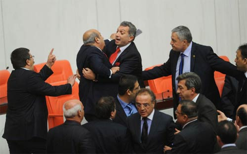 Meclis'te bu sefer kadınlar kavga etti! - Resim: 2