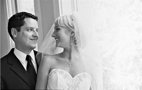 Düğün fotoğraflarını küçük kızıyla devam ettirdi - Resim: 1