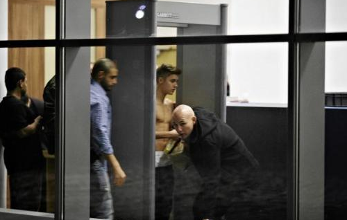 Justin Bieber'ı iç çamaşırına kadar soydular - Resim: 1
