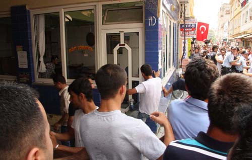 Bayrak olmayan camı taşladılar - Resim: 4